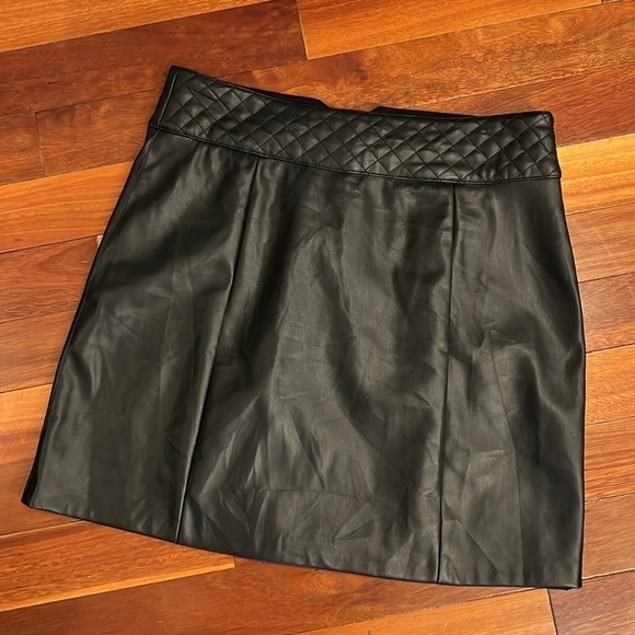 ⭐️ New Carmen Marc Valvo Faux Leather Skirt Size 12 - Picture 5 of 6